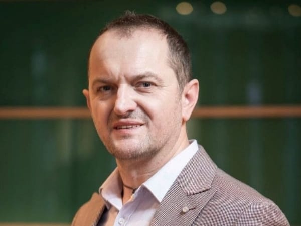 Andrzej Czech jest ekspertem komunikacji i doradcą biznesowym, założycielem Sfery Group, mentorem, trenerem biznesu i autorem publikacji branżowych, specjalizującym się w strategiach komunikacji i rozwoju sprzedaży na rynku wnętrzarskim i budowlanym.