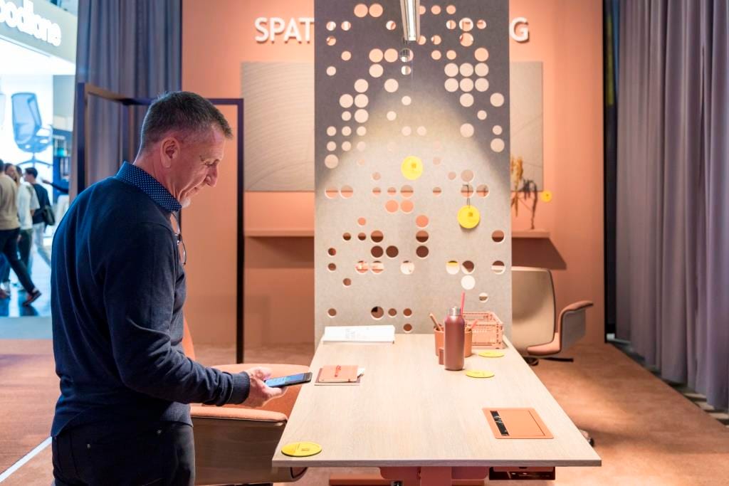 Rynek poszukuje odpowiedzi na model hybrydowy. Personalizowane, inteligentne meble, łatwo zarządzane za pomocą aplikacji, stają się standardem w nowoczesnych przestrzeniach zarówno biurowych, jak  i domowych. Na zdjęciu Fokus Area #InspiredAugmentedOffice zorganizowana podczas targów Orgatec 2024. Fot. Hanne Engwald, Koelnmesse.
