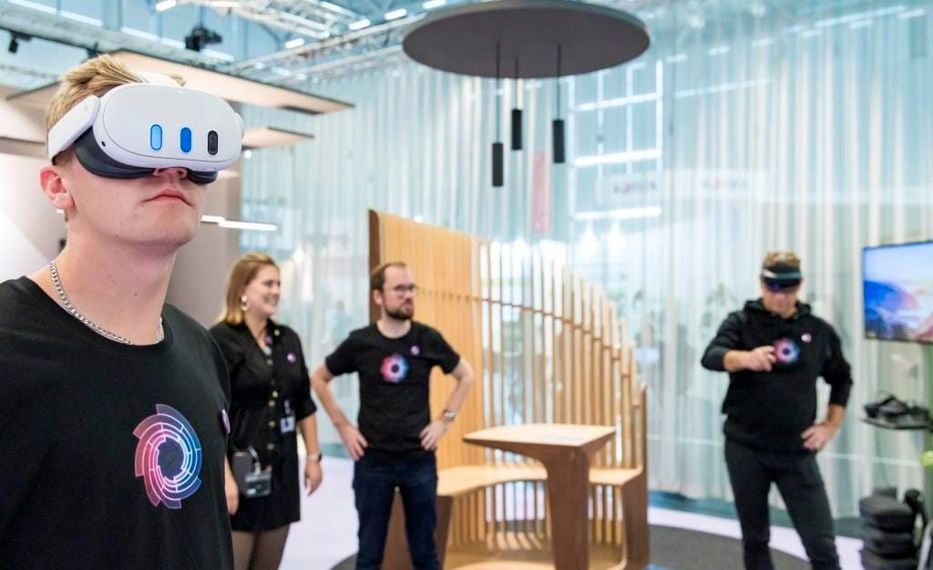Integracja technologii z ergonomią jest już standardem. AI i wirtualna rzeczywistość rewolucjonizują sposób projektowania oraz testowania dynamicznych stanowisk pracy, co napędza wzrost całego sektora. Na zdjęciu Fokus Area #OfficeXperience podczas targów Orgatec 2024. Fot. Hanne Engwald, Koelnmesse.
