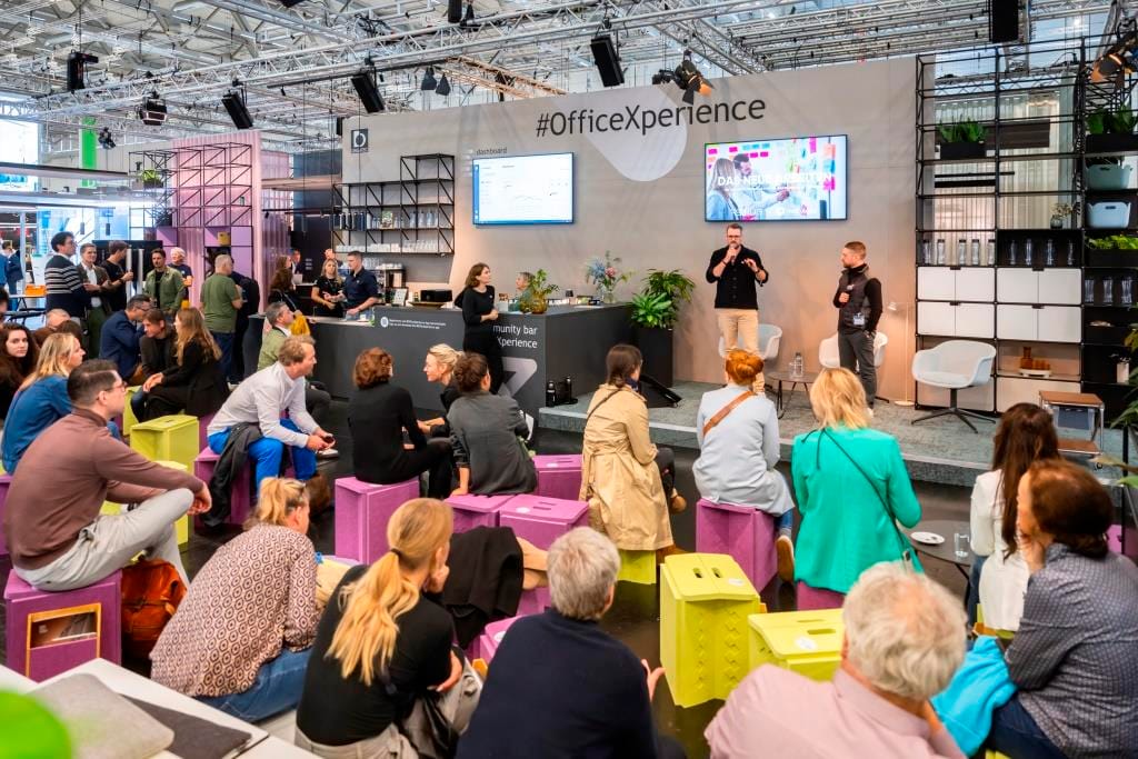 Współczesne biuro to przestrzeń wymiany doświadczeń. Rynek stawia na elastyczne rozwiązania sprzyjające współpracy i dobrostanowi pracowników. Orgatec 2024. Fot. Oliver Wachenfeld, Koelnmesse.