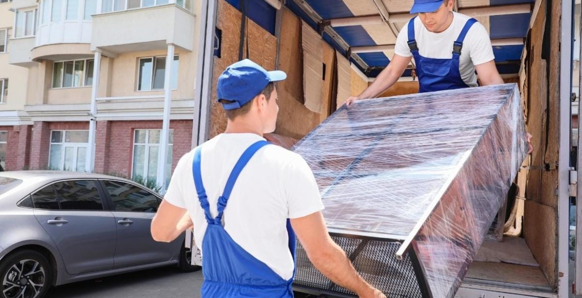 Planowanie tras w branży meblarskiej: pracownicy ładujący zabezpieczone meble do transportu