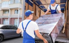 Planowanie tras w branży meblarskiej: pracownicy ładujący zabezpieczone meble do transportu