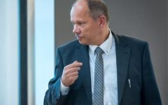 Wiesław Kalinowski. Mgr. inż. kierunku Procesy, Maszyny i Systemy Produkcyjne. Ponad 20 lat w branży meblarskiej. Był m.in. dyrektorem handlowym Bydgoskich Mebli w czasach Schiedera, członkiem Zarządu Jarocińskich Mebli, Dyrektorem Zarządzającym KMK – Kolekcja Mebli Klose, prezesem jednej z fabryk grupy Kler. Równolegle od 2000 r. zaangażowany w działania consultingowe głównie dla branży meblarskiej, ale również spożywczej i wydawniczej.