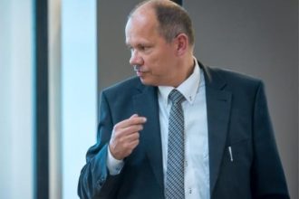 Wiesław Kalinowski. Mgr. inż. kierunku Procesy, Maszyny i Systemy Produkcyjne. Ponad 20 lat w branży meblarskiej. Był m.in. dyrektorem handlowym Bydgoskich Mebli w czasach Schiedera, członkiem Zarządu Jarocińskich Mebli, Dyrektorem Zarządzającym KMK – Kolekcja Mebli Klose, prezesem jednej z fabryk grupy Kler. Równolegle od 2000 r. zaangażowany w działania consultingowe głównie dla branży meblarskiej, ale również spożywczej i wydawniczej.