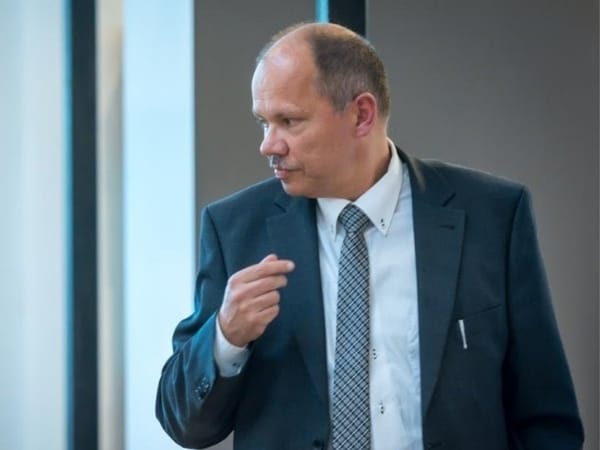 Wiesław Kalinowski. Mgr. inż. kierunku Procesy, Maszyny i Systemy Produkcyjne. Ponad 20 lat w branży meblarskiej. Był m.in. dyrektorem handlowym Bydgoskich Mebli w czasach Schiedera, członkiem Zarządu Jarocińskich Mebli, Dyrektorem Zarządzającym KMK – Kolekcja Mebli Klose, prezesem jednej z fabryk grupy Kler. Równolegle od 2000 r. zaangażowany w działania consultingowe głównie dla branży meblarskiej, ale również spożywczej i wydawniczej.