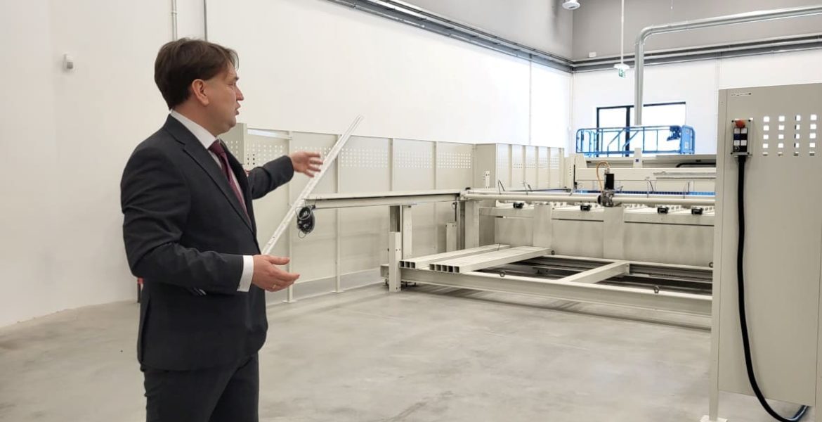 Szkolenia w BCU to możliwość zdobycia praktycznej wiedzy i kompetencji odpowiadających aktualnym potrzebom przemysłu meblarskiego. Na zdjęciu: Tomasz Wiktorski podczas otwarcia BCU 26 stycznia 2026 r.