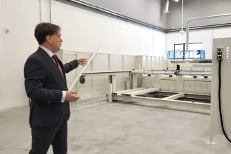 Szkolenia w BCU to możliwość zdobycia praktycznej wiedzy i kompetencji odpowiadających aktualnym potrzebom przemysłu meblarskiego. Na zdjęciu: Tomasz Wiktorski podczas otwarcia BCU 26 stycznia 2026 r.