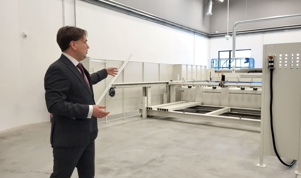 Szkolenia w BCU to możliwość zdobycia praktycznej wiedzy i kompetencji odpowiadających aktualnym potrzebom przemysłu meblarskiego. Na zdjęciu: Tomasz Wiktorski podczas otwarcia BCU 26 stycznia 2026 r.