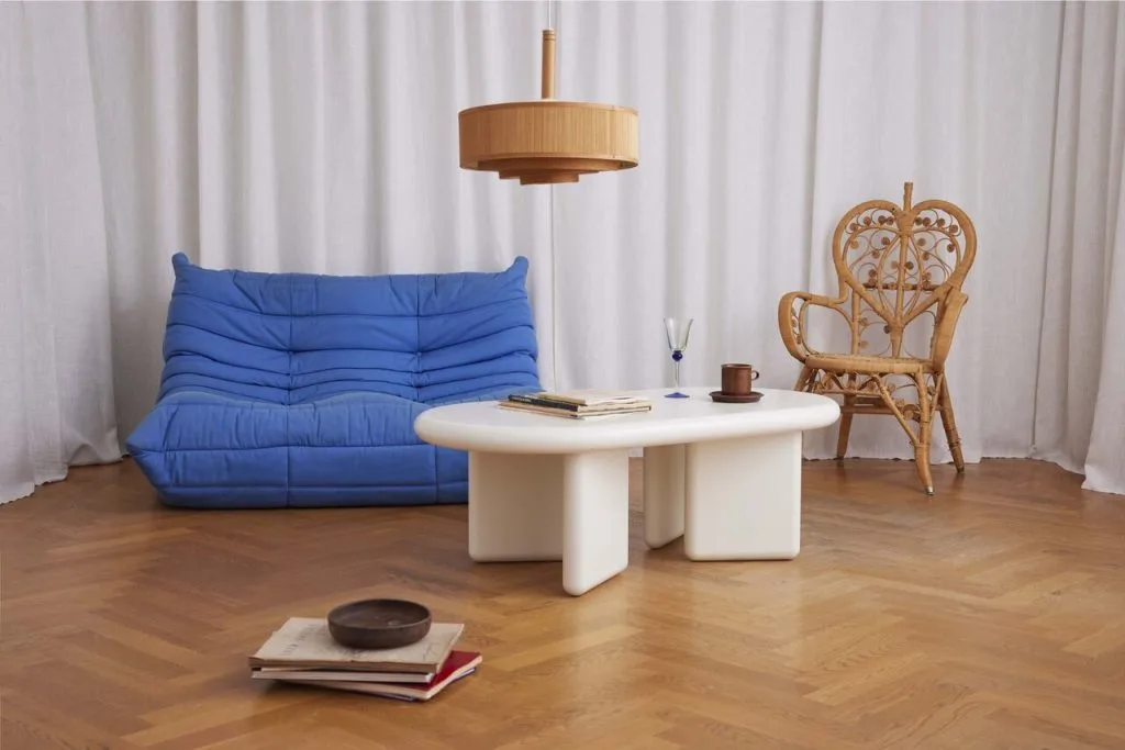 Chunky Chair to mebel o ekstremalnie uproszczonej formie. Grube, walcowate nogi i oparcie pokryte gładkim, liliowym lakierem sprawiają, że krzesło wygląda jakby było wycięte z animacji. Źródło: Gustaf Westman.