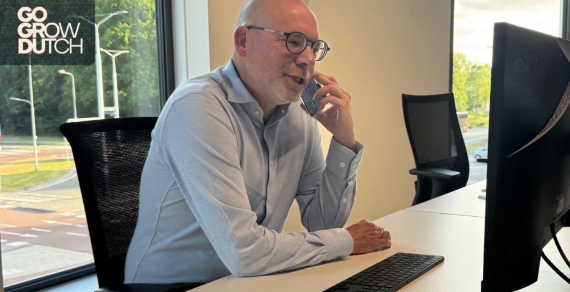 Jacek Kleppe z Go Grow Dutch podczas rozmowy biznesowej w biurze. Eksport mebli na rynek Beneluksu i wybór struktury handlowej.