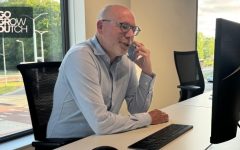 Jacek Kleppe z Go Grow Dutch podczas rozmowy biznesowej w biurze. Eksport mebli na rynek Beneluksu i wybór struktury handlowej.