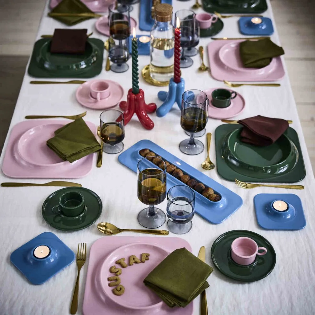 Zimowa kolekcja IKEA VINTERFINT 2025, proj. Gustaf Westman, powstała z potrzeby świeżego, radosnego spojrzenia na sezonowe dekoracje. Jej ideą przewodnią jest celebrowanie codziennych chwil i budowanie bliskości niezależnie od okazji. Fot. Biuro prasowe IKEA Polska.
