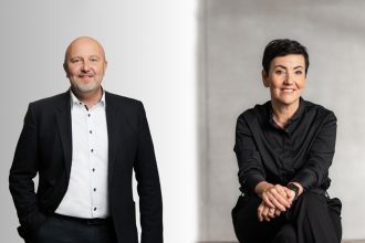 Robert Vuga ustępuje ze swojego stanowiska w Zarządzie Schattdecor SE, w którym odpowiadał za globalną sprzedaż. Claudia Küchen, oprócz dotychczasowych obowiązków związanych z działami designu, marketingu i komunikacji, przejmie odpowiedzialność za globalną sprzedaż. Źródło: Schattdecor.