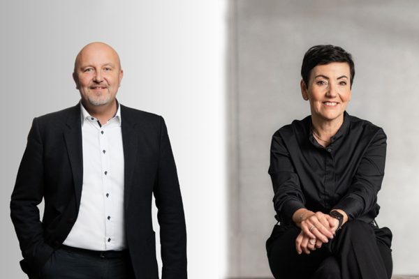 Robert Vuga ustępuje ze swojego stanowiska w Zarządzie Schattdecor SE, w którym odpowiadał za globalną sprzedaż. Claudia Küchen, oprócz dotychczasowych obowiązków związanych z działami designu, marketingu i komunikacji, przejmie odpowiedzialność za globalną sprzedaż. Źródło: Schattdecor.