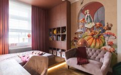 Monochromatyczny pokój dziecięcy w odcieniach brudnego różu i terakoty projektu masz.design. Malarski mural z motywem baśniowych grzybów nadaje wnętrzu głębi, a drewniany podest z podświetleniem LED subtelnie wydziela strefę wypoczynkową. Fot. Adam Burdyło, materiały prasowe Rubio Monocoat.