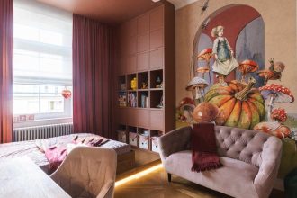 Monochromatyczny pokój dziecięcy w odcieniach brudnego różu i terakoty projektu masz.design. Malarski mural z motywem baśniowych grzybów nadaje wnętrzu głębi, a drewniany podest z podświetleniem LED subtelnie wydziela strefę wypoczynkową. Fot. Adam Burdyło, materiały prasowe Rubio Monocoat.