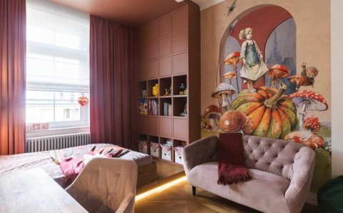 Monochromatyczny pokój dziecięcy w odcieniach brudnego różu i terakoty projektu masz.design. Malarski mural z motywem baśniowych grzybów nadaje wnętrzu głębi, a drewniany podest z podświetleniem LED subtelnie wydziela strefę wypoczynkową. Fot. Adam Burdyło, materiały prasowe Rubio Monocoat.