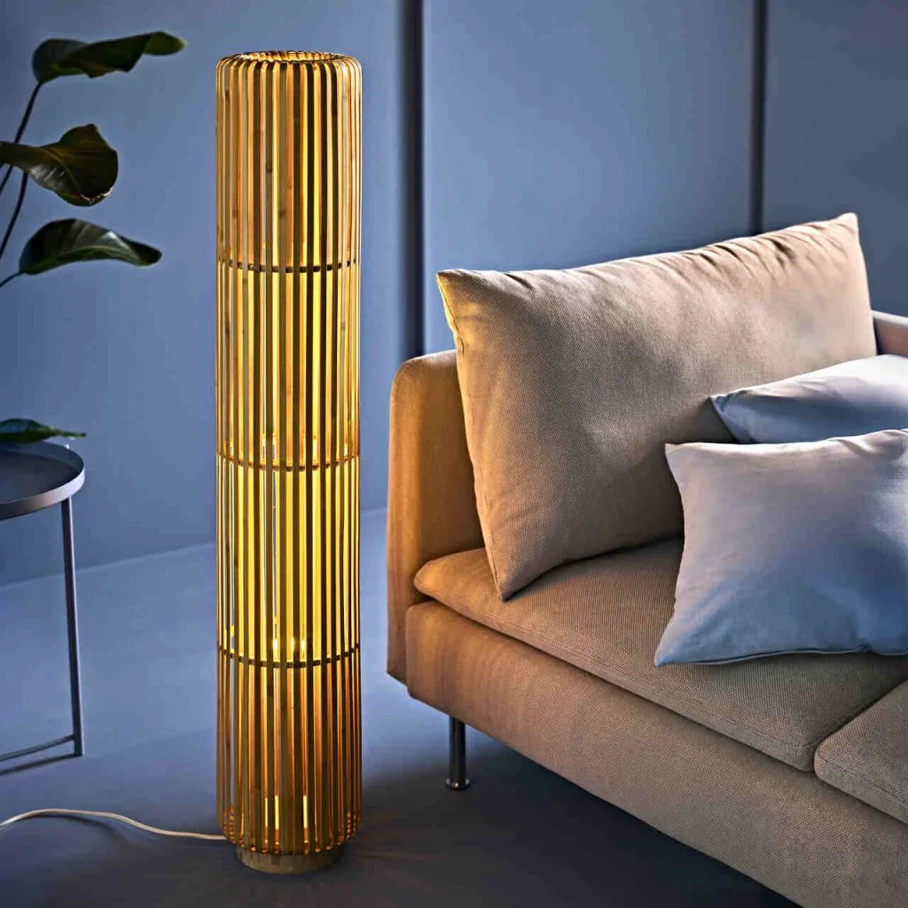 VARPTROSS - lampa podłogowa, bambus, 118 cm. Fot. Biuro prasowe IKEA.