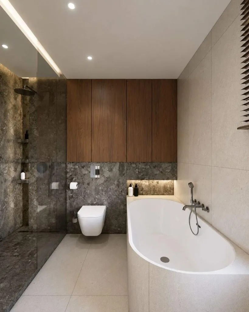 Gra faktur: kamień i drewno tworzą kojącą przestrzeń w minimalistycznej łazience. Projekt Filipa Kierasa i Bartosza Młynarskiego z pracowni Tomato Studio.