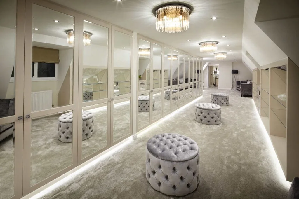 Garderoba w apartamencie w Loughborow, Wielka Brytania. Meble na zamówienie wykonane przez polskiego producenta.