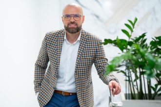 Łukasz Majcher. Źródło: Schattdecor Polska.