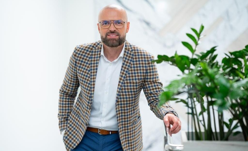 Łukasz Majcher. Źródło: Schattdecor Polska.