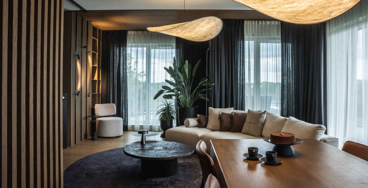 Salon z widokiem na Staw Wróbla. Projekt: masz.design. Fot. Adam Burdyło. Materiały prasowe marki Rubio Monocoat.