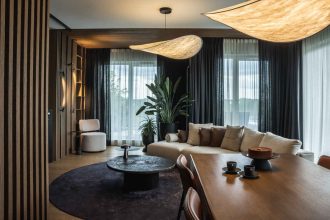 Salon z widokiem na Staw Wróbla. Projekt: masz.design. Fot. Adam Burdyło. Materiały prasowe marki Rubio Monocoat.