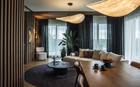 Salon z widokiem na Staw Wróbla. Projekt: masz.design. Fot. Adam Burdyło. Materiały prasowe marki Rubio Monocoat.