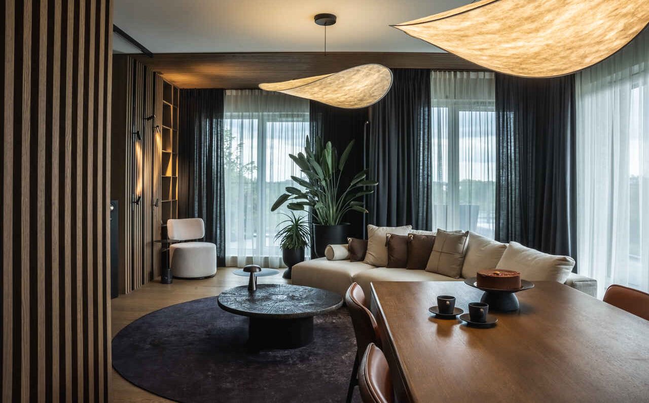 Salon z widokiem na Staw Wróbla. Projekt: masz.design. Fot. Adam Burdyło. Materiały prasowe marki Rubio Monocoat.