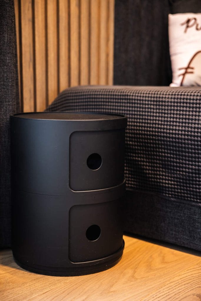 Componibili marki Kartell (proj. Anna Castelli Ferrieri). Projekt wnętrza: masz.design. Fot. Adam Burdyło. Materiały prasowe marki Rubio Monocoat.