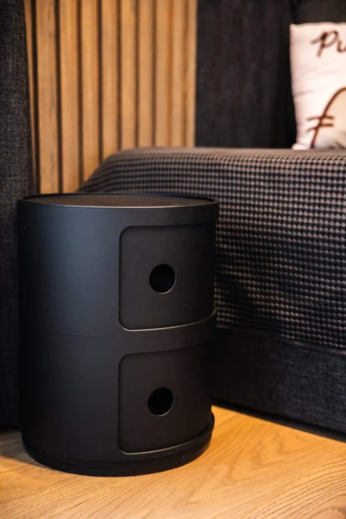 Componibili marki Kartell (proj. Anna Castelli Ferrieri). Projekt wnętrza: masz.design. Fot. Adam Burdyło. Materiały prasowe marki Rubio Monocoat.