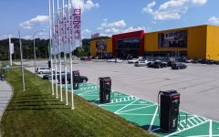 Stacje ładowania samochodów elektrycznych na parkingu przed sklepem meblowym Agata w Nowym Sączu.