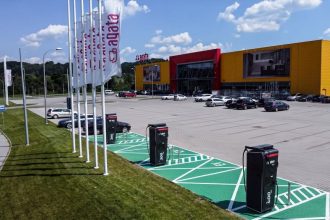 Stacje ładowania samochodów elektrycznych na parkingu przed sklepem meblowym Agata w Nowym Sączu.
