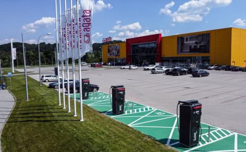 Stacje ładowania samochodów elektrycznych na parkingu przed sklepem meblowym Agata w Nowym Sączu.