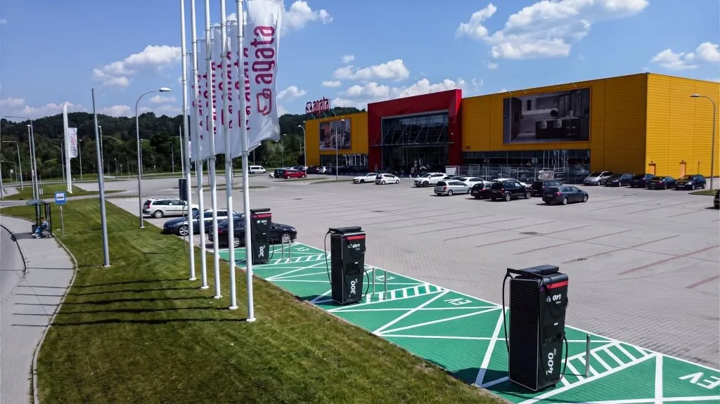 Stacje ładowania samochodów elektrycznych na parkingu przed sklepem meblowym Agata w Nowym Sączu.