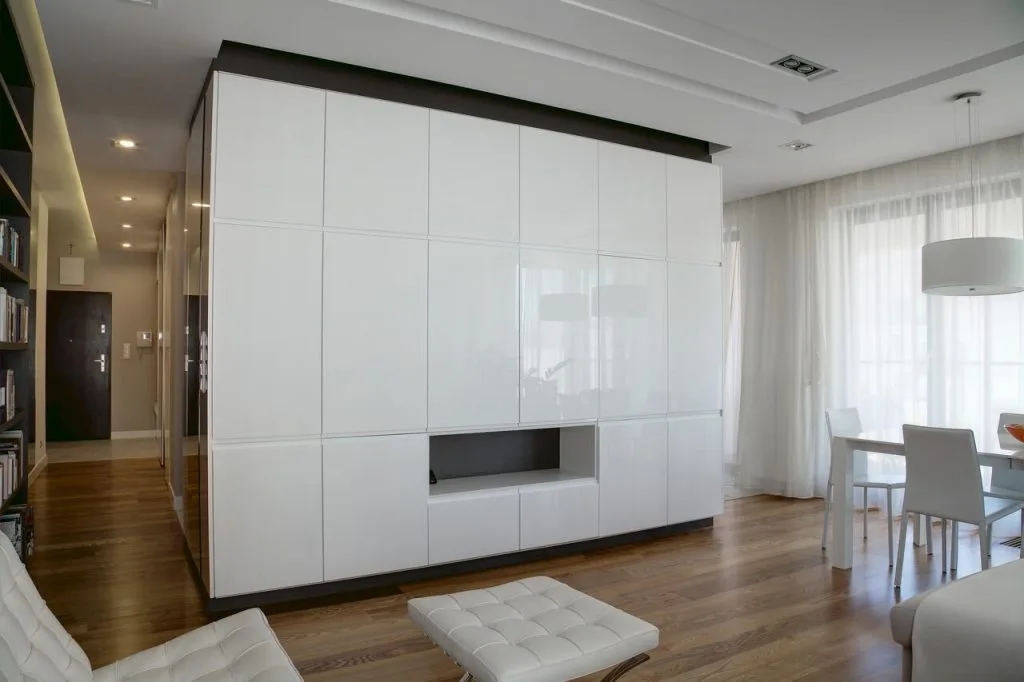 Apartament w Warszawie. Zabudowa telewizyjna wykonana za zamówienie.