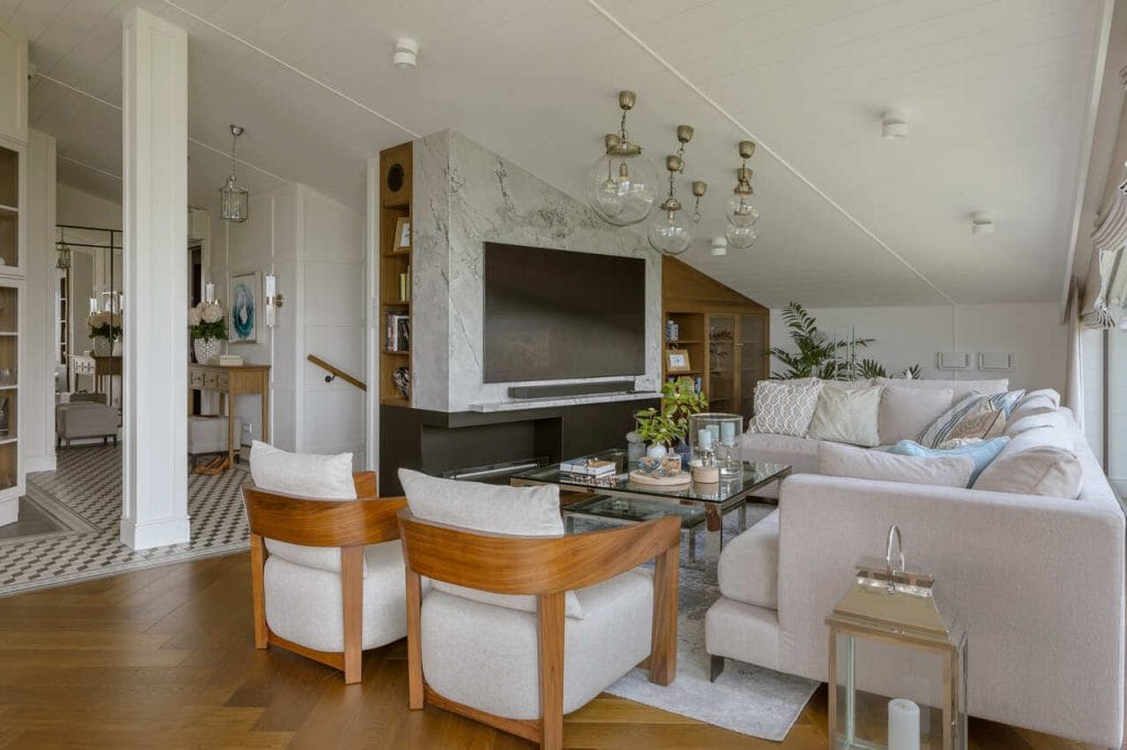 Luksusowy apartament wakacyjny w sercu Krakowa. Miało być wakacyjnie i sielsko, a równocześnie elegancko. Kuchnia miała być sercem części dziennej tak, aby wraz ze znajomymi można było przygotowywać jedzenie. Proj. Ida Mikołajska, Mikołajska Studio.