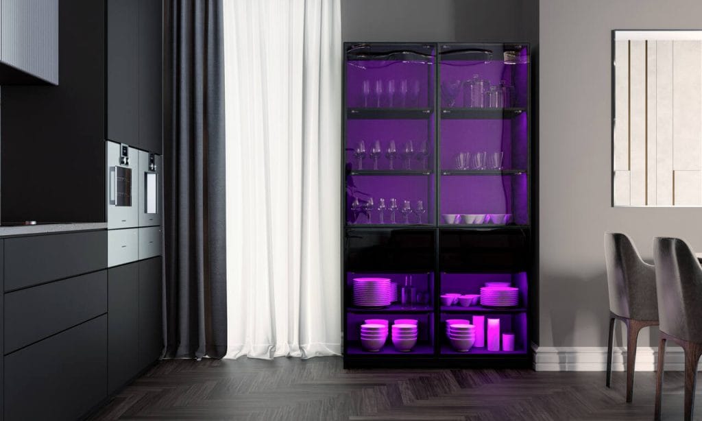 Oprawa LED CLARI UV (GTV Poland) integruje klasyczne oświetlenie LED z technologią światła UVC odpowiedzialnego za dezynfekcję wnętrza mebla bez chemii. System zaprojektowano z myślą o szafkach, szufladach, a także przestrzeniach wymagających podwyższonego poziomu higieny – szczególnie w kuchni, garderobie czy łazience.