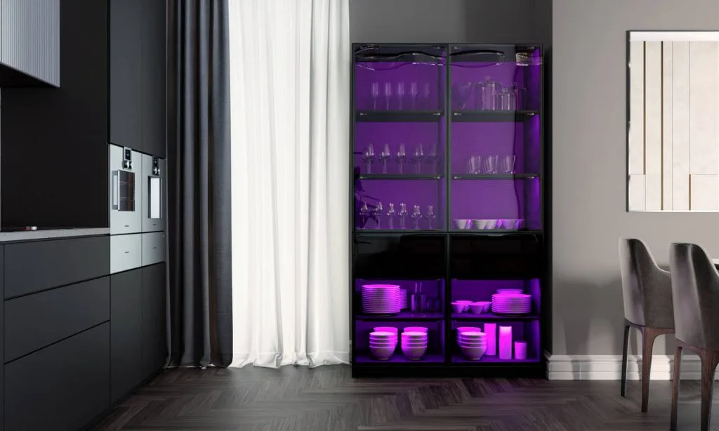 Oprawa LED CLARI UV (GTV Poland) integruje klasyczne oświetlenie LED z technologią światła UVC odpowiedzialnego za dezynfekcję wnętrza mebla bez chemii. System zaprojektowano z myślą o szafkach, szufladach, a także przestrzeniach wymagających podwyższonego poziomu higieny – szczególnie w kuchni, garderobie czy łazience.