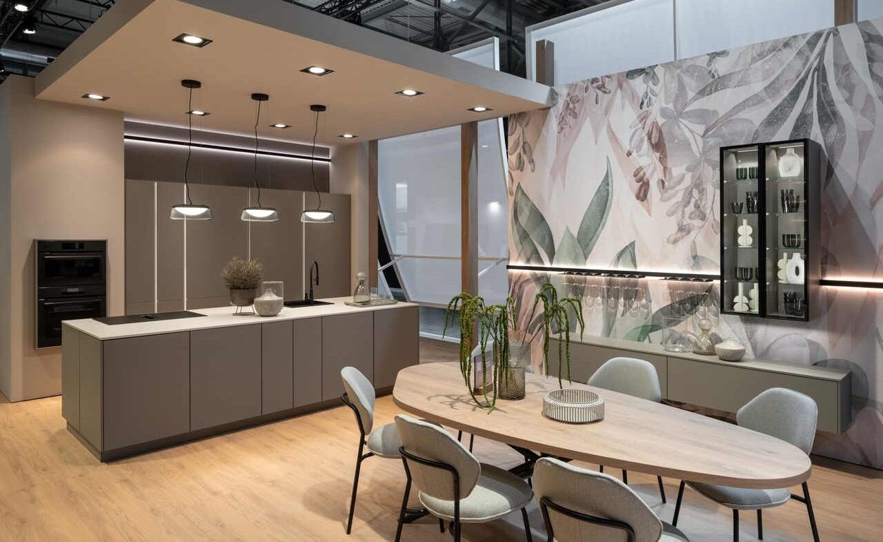 Nobilia łączy technologię z biofilnym designem, wprowadzając zieleń i ekologiczne materiały do nowoczesnej kuchni. Fot. Saverio Lombardi Vallauri / Salone del Mobile.Milano.