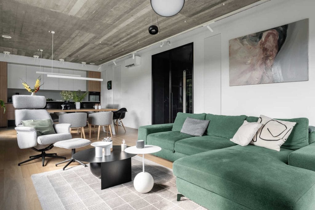 Dom architektki. W kuchni są dwa fronty meblowe na białej ścianie (koło piekarnika). Stanowią one wejście do spiżarni i do pomieszczenia ze środkami czystości. Wszystko minimalistyczne i ukryte tak, aby nie zdradzało swojej obecności, ale jednocześnie było pod ręką. Proj. arch. Anna Maria Sokołowska, Anna Maria Sokołowska Architektura Wnętrz. Fot. Fotomohito Katarzyna Seliga-Wróblewska i Marcin Wróblewski.