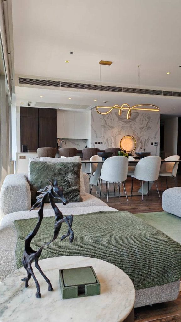 W prezentowanym apartamencie szczególnie ważne były zestawienie materiałów o różnych strukturach, a także subtelna gra kolorów. Naturalny kamień, drewno, tkaniny i dekoracyjne powierzchnie wspólnie budują atmosferę wnętrza, nadając mu głębię i elegancję. Proj. arch. Małgorzata Brewczyńska, Inventive Interiors.