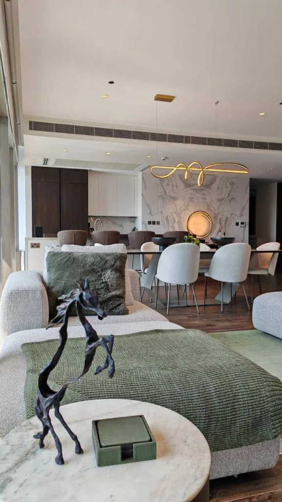 W prezentowanym apartamencie szczególnie ważne były zestawienie materiałów o różnych strukturach, a także subtelna gra kolorów. Naturalny kamień, drewno, tkaniny i dekoracyjne powierzchnie wspólnie budują atmosferę wnętrza, nadając mu głębię i elegancję. Proj. arch. Małgorzata Brewczyńska, Inventive Interiors.