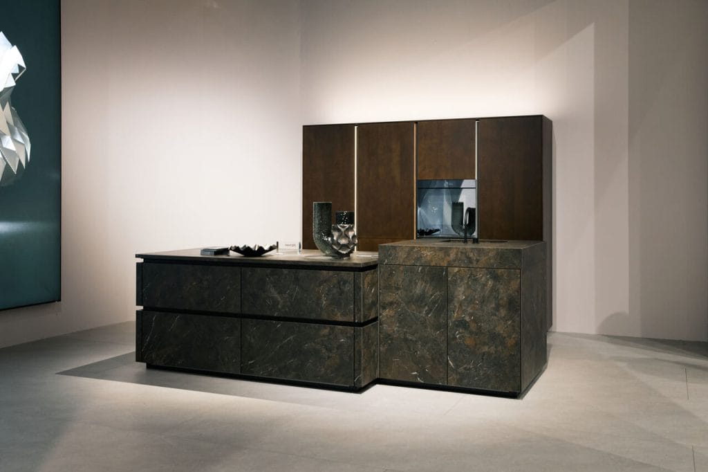 Marka next125 postawiła na naturalne, wyraziste struktury kamienia i ciemnego drewna, redefiniując luksusową przestrzeń kuchenną. Fot. Salone del Mobile.Milano.
