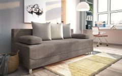 Beżowo-szara rozkładana sofa do salonu Libro Alisa z poduszkami oparciowymi.