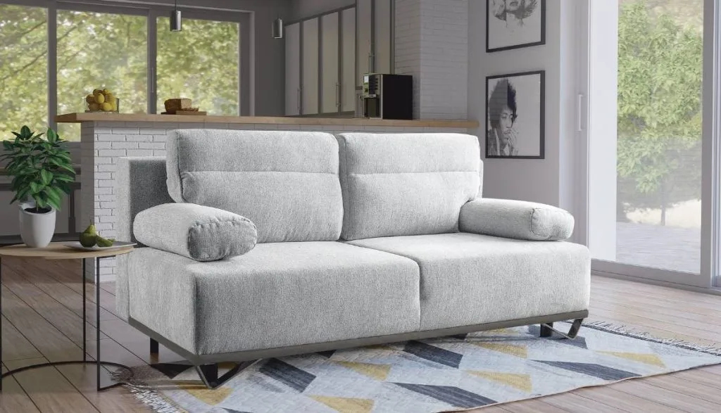 Jasnoszara dwuosobowa sofa do salonu Libro Chester na nowoczesnych nóżkach.