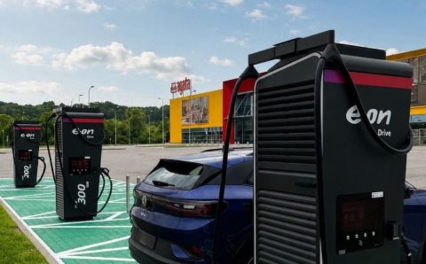 Sklep Agata w Nowym Sączu z szybkim hubem do ładowania samochodów elektrycznych.