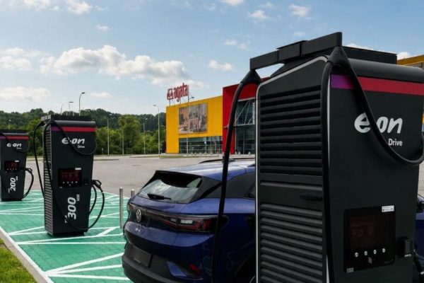 Sklep Agata w Nowym Sączu z szybkim hubem do ładowania samochodów elektrycznych.