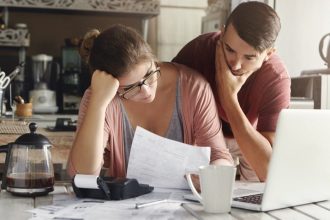 Nowa fala podwyżek sprawia, że konsumenci z niepokojem patrzą w przyszłość i w trosce o własne bezpieczeństwo finansowe decydują się na wyraźne ograniczenie codziennych zakupów.